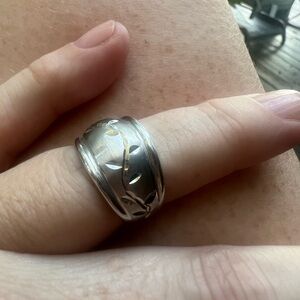 Diamond Cut Leaf Pattern Dome Ring 14kt white gold